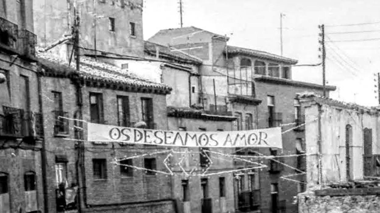 Imagen de la calle Real del Arrabal en la Navidad de 1982