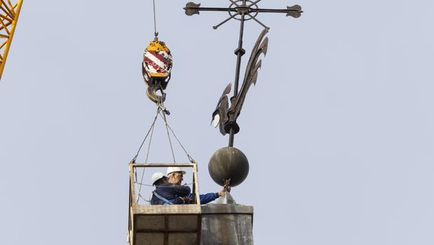 Bajan la veleta de la iglesia de San Esteban de Segovia para repararla de los daños causados por el temporal