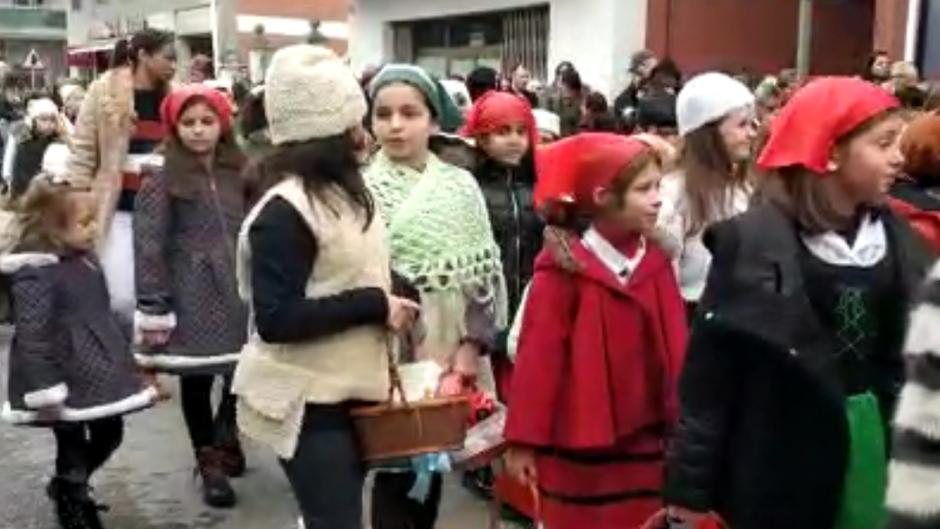 Los niños de Cacabelos sacan a la calle la Navidad