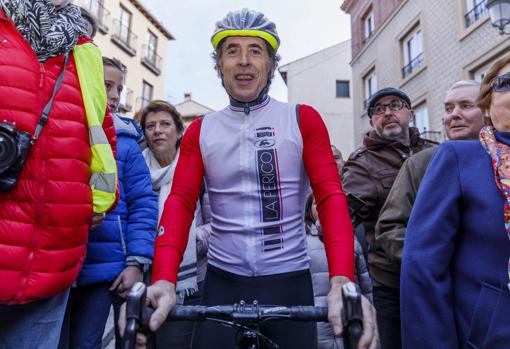 Pedro Delgado justo antes de participar en la Carrera del Pavo, con bicicletas sin cadenas