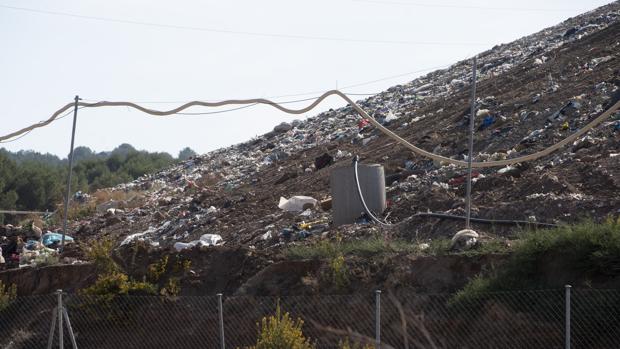 Buscan «in extremis» un vertedero para la basura de 750.000 vecinos