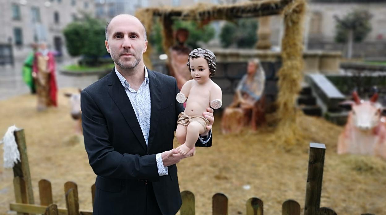 El alacalde de Orense, Gonzalo Pérez Jácome, posa con el niño Jesús tras su hallazgo este lunes con los brazos mutilados