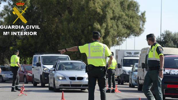 Cazan a un motorista que triplicaba la velocidad permitida haciendo un «caballito» con una sola mano