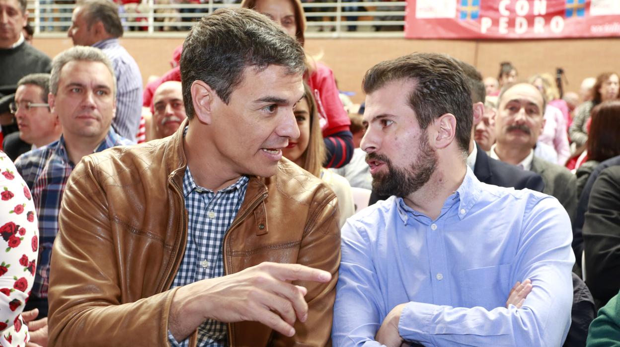 Pedro Sánchez y Luis Tudanca durante un acto del PSOE celebrado en León en una imagen de archivo