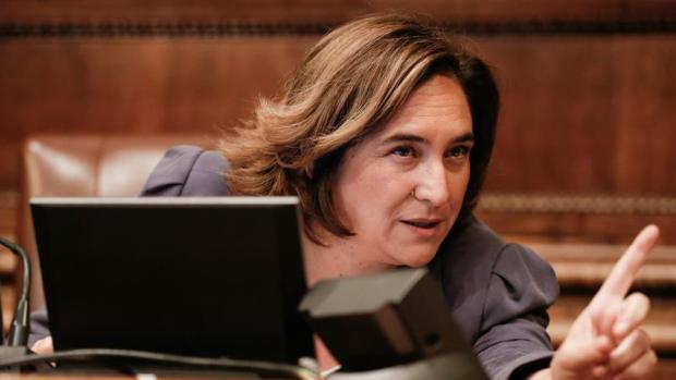 Los barceloneses suspenden por primera vez la gestión de Ada Colau