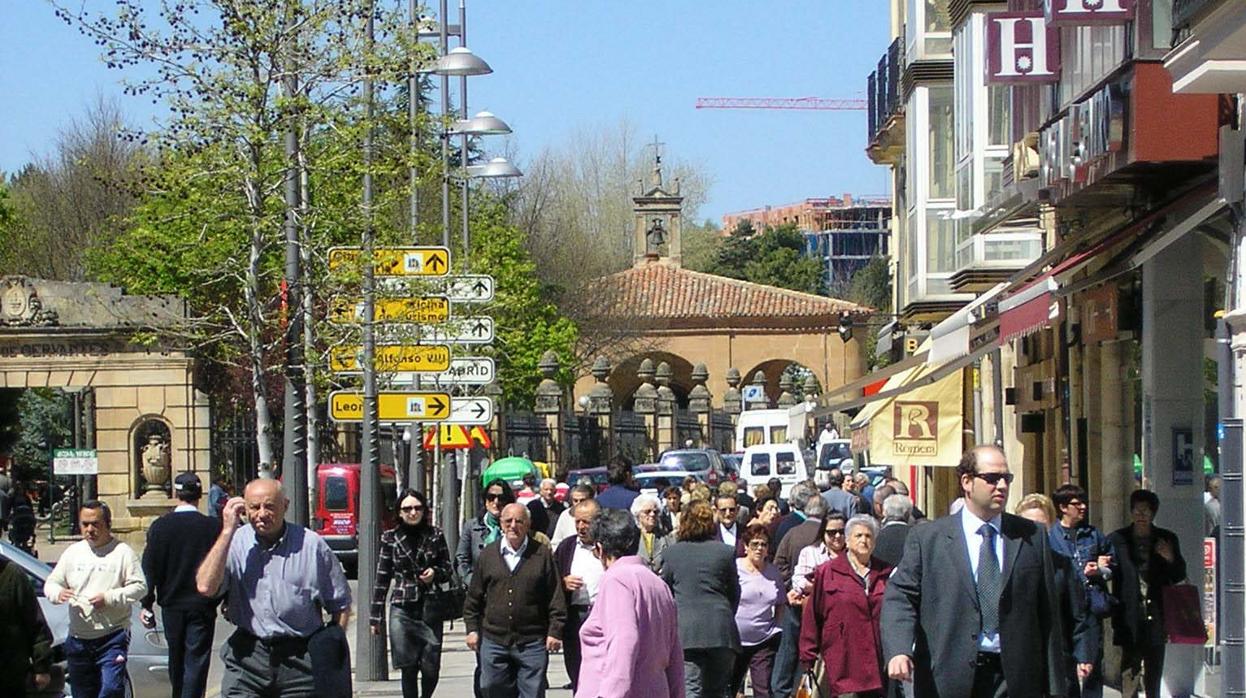 Transeúntes en la céntrica calle Collado de Soria