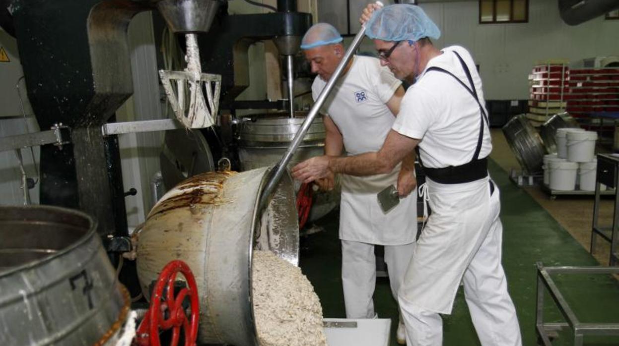 Trabajadores de una empresa de turrón de Jijona elaborando el dulce navideño