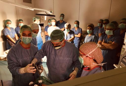 Cirujanos durante una intervención quirúrgica