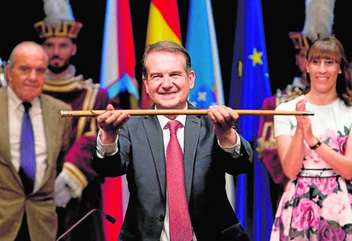 El alcalde de Vigo, Abel Caballero, con el bastón de mando