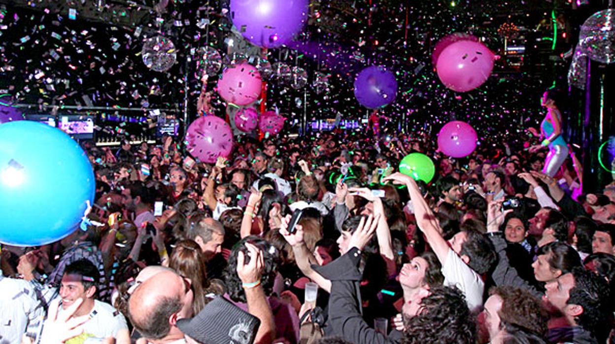 Cientos de personas celebran la Nochevieja en una sala de fiestas