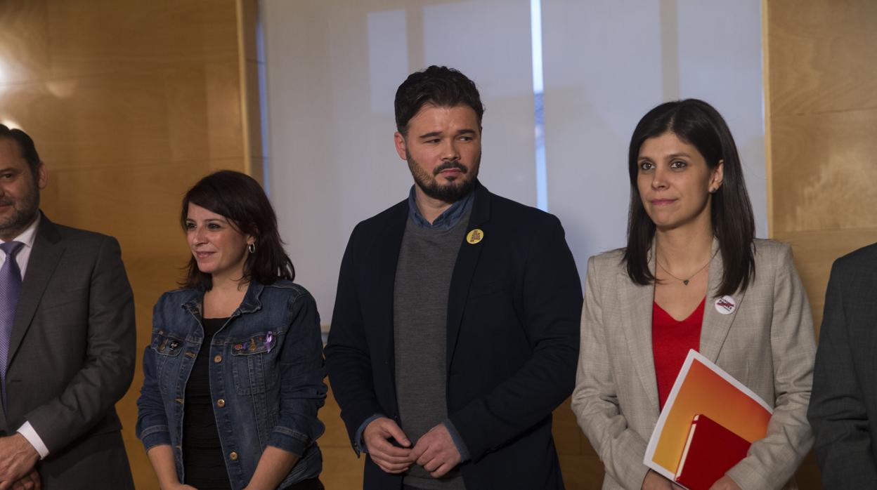 La portavoz del PSOE en el Congreso de los Diputados, Adriana Lastra (izda) y su homólogo de ERC, Gabriel Rufián