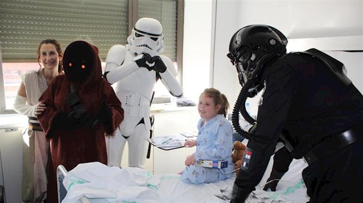 Una niña recibe la visita de personajes de Star Wars