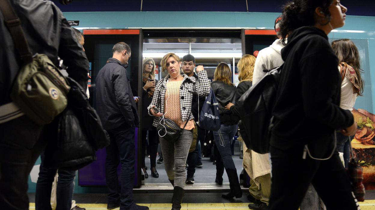 Viajeros en la parada de Metro de Nuevos Ministerios