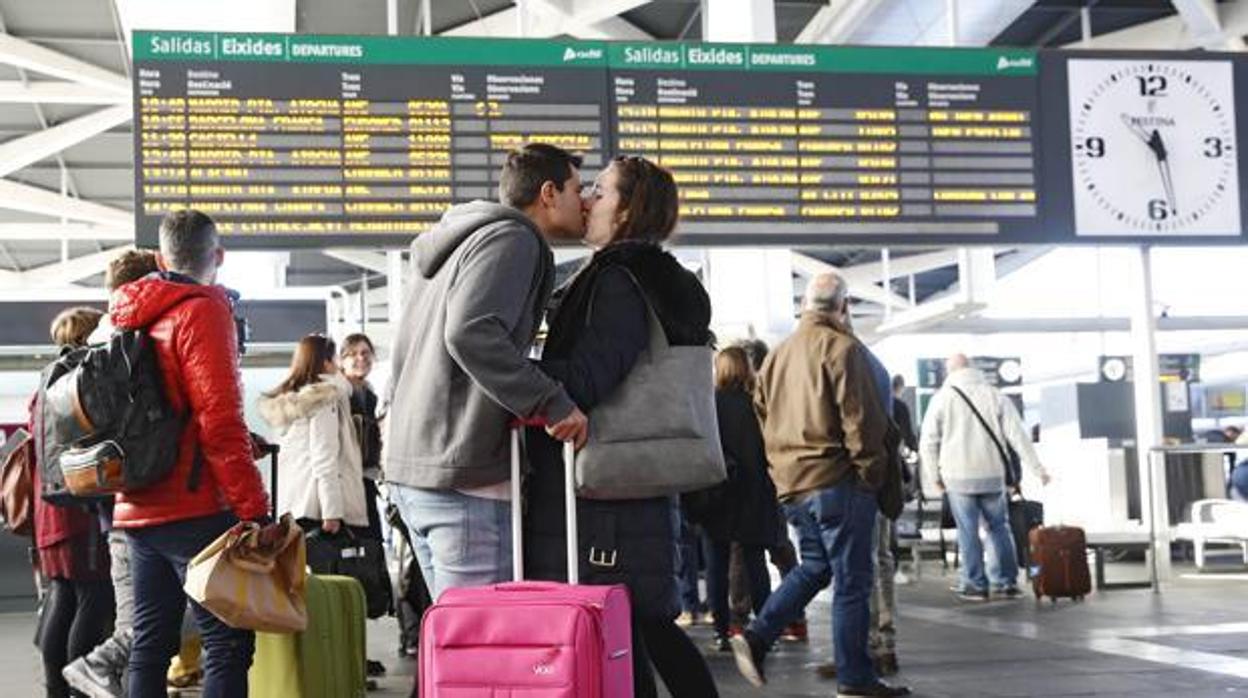 Pareja despidiéndose en una estación de AVE