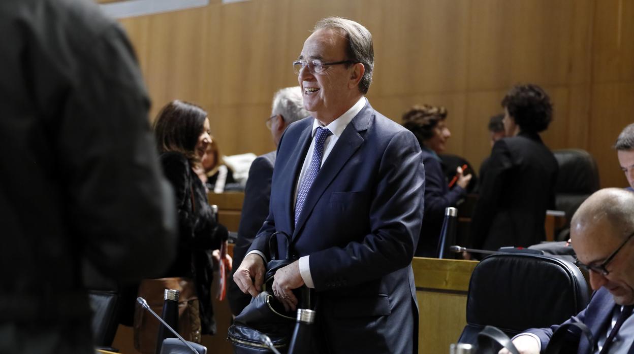 El consejero aragonés de Hacienda, Carlos Pérez Anadón, durante el pleno de presupuestos celebrado en las Cortes de Aragón