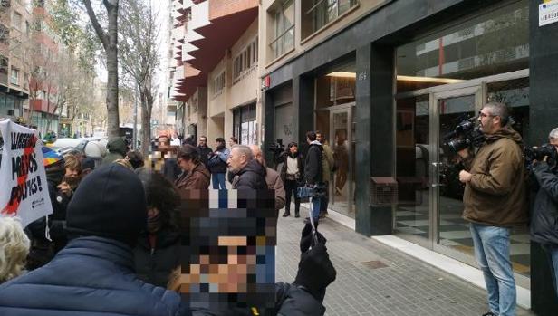 Decenas de CDR protestan ante la sede de ERC contra el avance de las negociaciones con el PSOE
