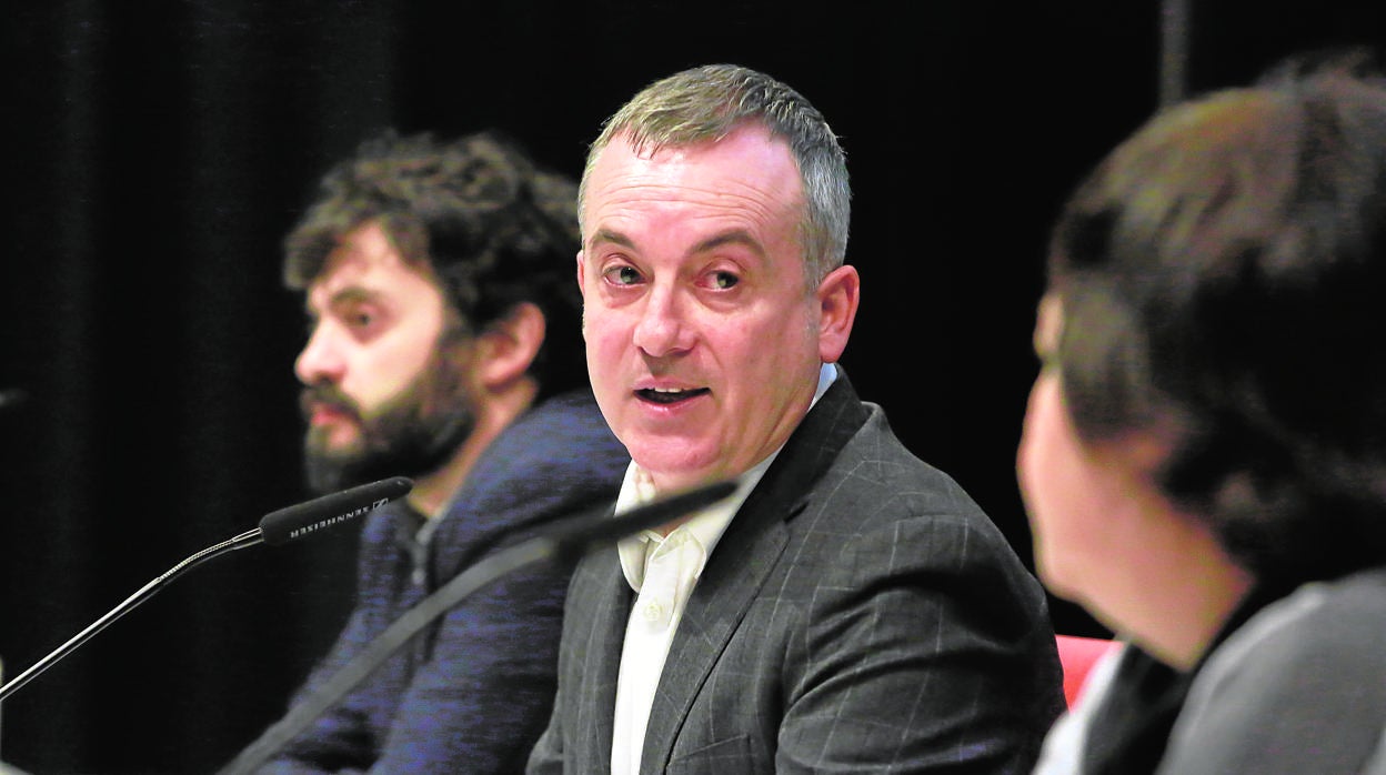 El director del Musac, Manuel Oliveira durante una rueda de prensa