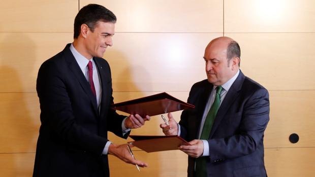 PSOE y PNV sellan su acuerdo para la investidura y Bildu plantea a sus bases la abstención