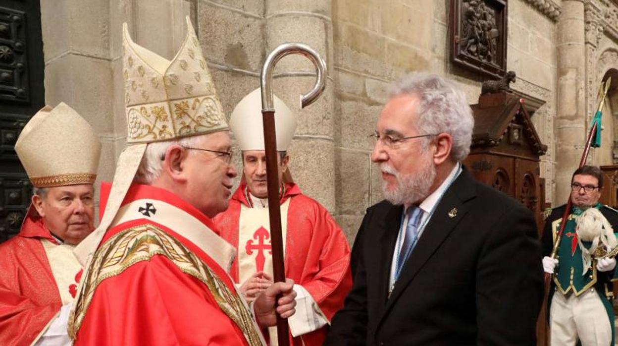 El presidente del Parlamento Gallego, Miguel Ángel Santalices, saluda al arzobispo de Santiago, Julián Barrio, en el acto de Traslación de 2018