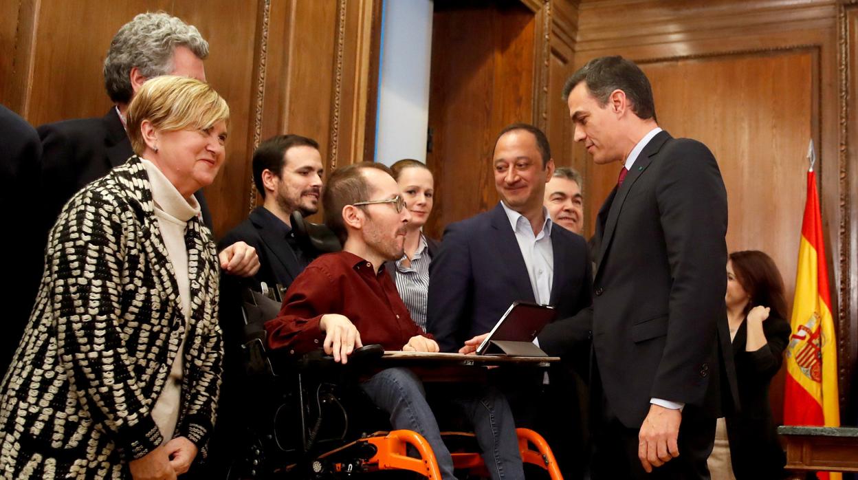 El candidato a la investidura, Pedro Sánchez conversa con Pablo Echenique, Alberto Garzón (3ºi) y Alfonso Rodríguez Gómez de Celis, tras el anuncio del acuerdo con Podemos