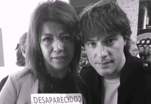 El famoso chef Jordi Cruz junto a la madre del desaparecido, solicitando la colaboración ciudadana