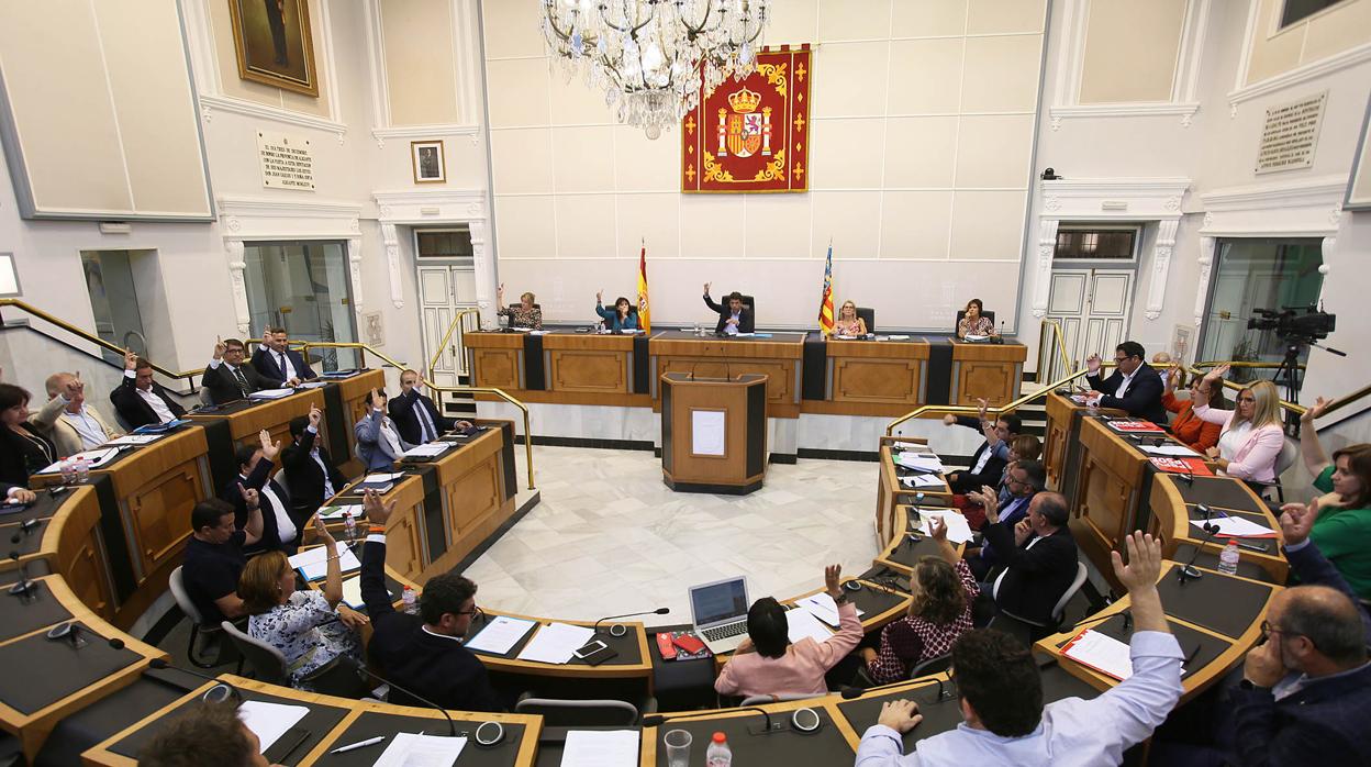 El Pleno de la Diputación de Alicante durante una votación