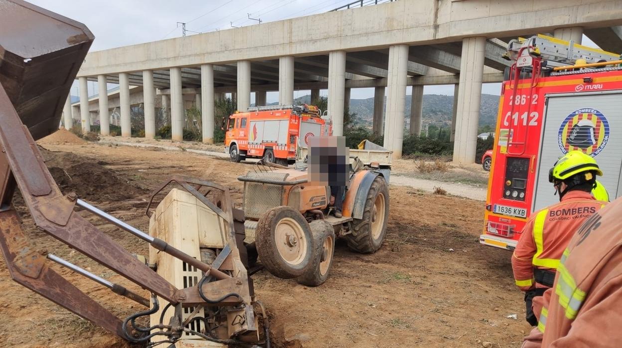 El tractor volcado en el agujero donde había quedado atrapado el conductor