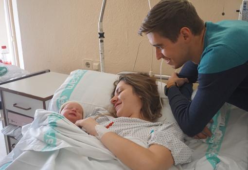 Luca, en brazos de su madre, Estefanía, mientras lo mira Fernando, el padre