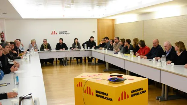 PSOE y ERC pactan «una consulta» en Cataluña al margen de las instituciones