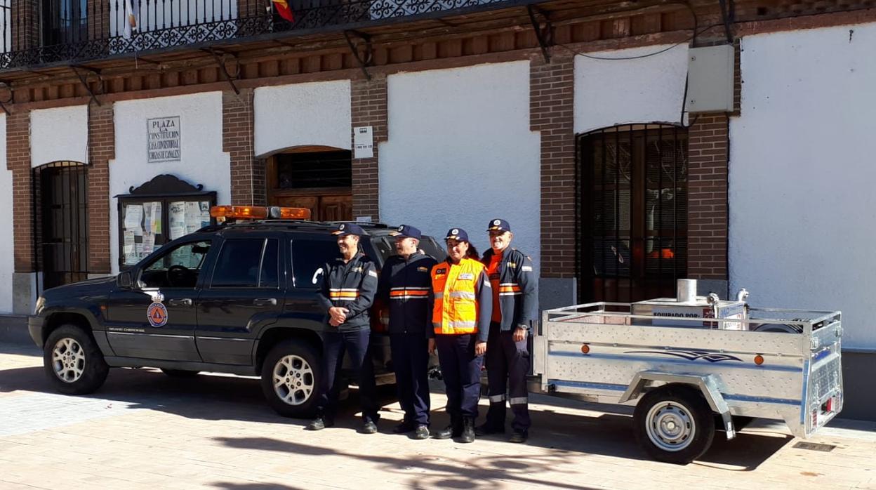 Mariam Lázaro (con chaleco naranja) y tres voluntarios más, con su vehículo de Protección Civil delante del Ayuntamiento