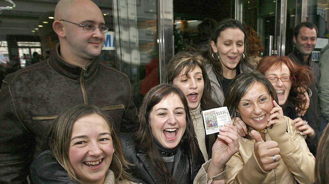 Agraciados del primer premio del Sorteo Extraordinario de la Lotería del Niño, hace años en Ferrol