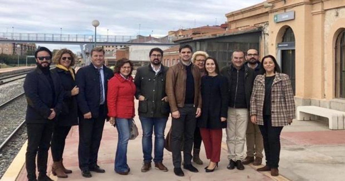 Dirigentes del PP posan en la estación de tren de Torrijos