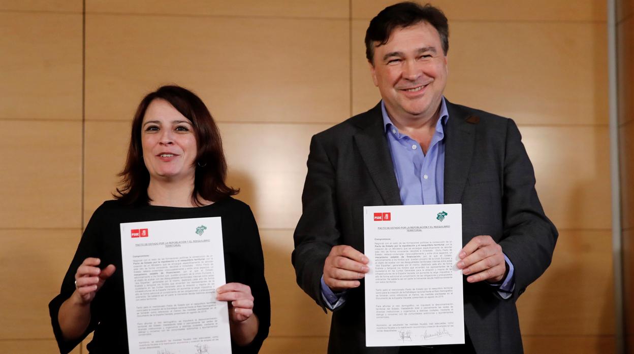 La socialista Adriana Lastra y el diputado de Teruel Existe, Tomás Guitarte, tras firmar el acuerdo para facilitar la investidura de Pedro Sánchez