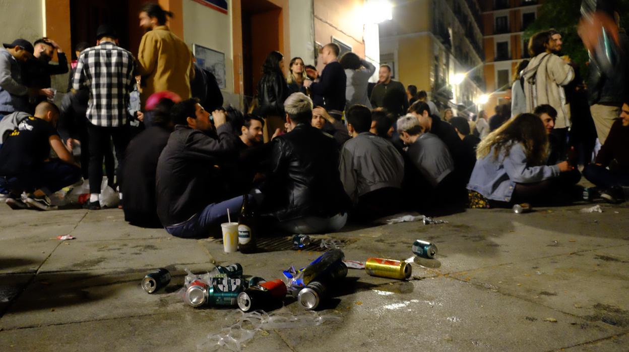 Decenas de jóvenes hacen botellón en la plaza del Dos de Mayo, en Malasaña, la pasada primavera