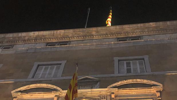 VÍDEO: Arrían la bandera española del Palau de la Generalitat