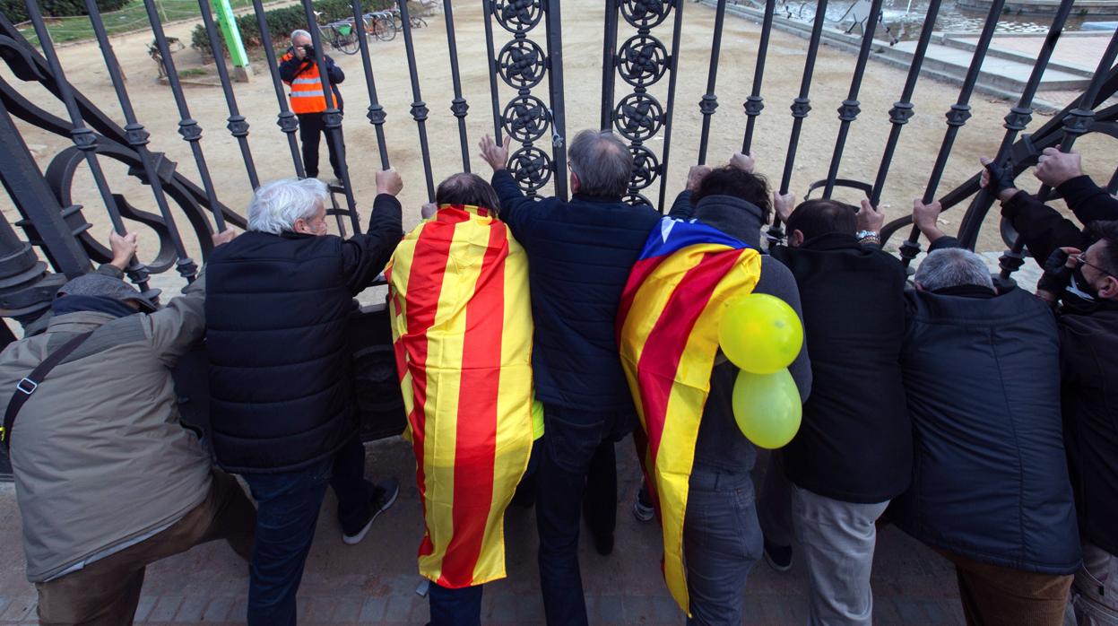 Un grupo de manifestantes ha logrado abrir la verja que rodea el Parlament en el parc de la Ciutadella, que estaba cerrada con cadenas, y ha logrado acercarse al edificio que alberga la cámara catalana poco antes de que empiece el pleno extraordinario en apoyo del presidente Quim Torra. Los Mossos d'Esquadra habían cerrado los accesos al perímetro del parque de la Ciutadella para evitar incidentes durante el pleno extraordinario convocado este sábado a raíz de la orden de la Junta Electoral