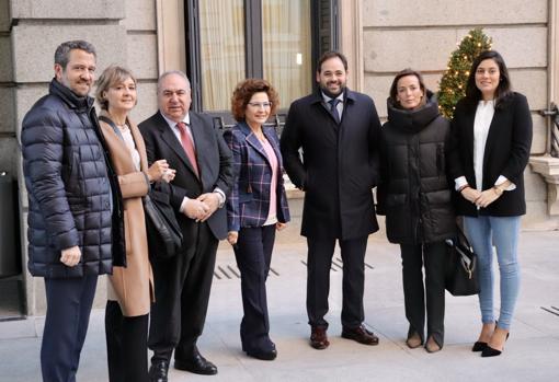 Paco Núñez, con barba, este sábado en el Congreso junto a diputados del PP