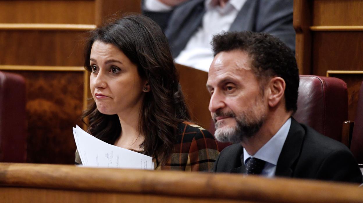 Inés Arrimadas y Edmundo Bal escuchan a Pedro Sánchez en el debate de investidura