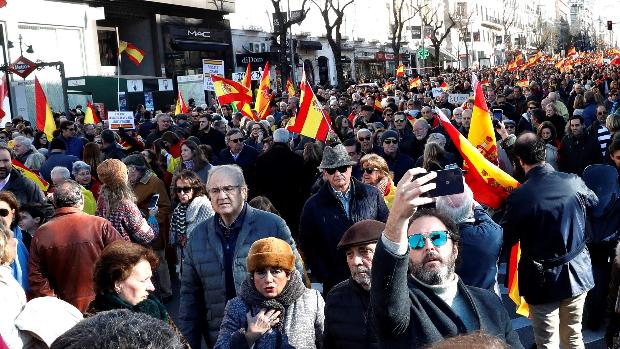 Miles de personas protestan en Madrid contra el acuerdo de Sánchez con Podemos y ERC