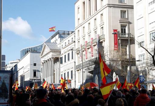 Miles de personas protestan en Madrid contra el acuerdo de Sánchez con Podemos y ERC