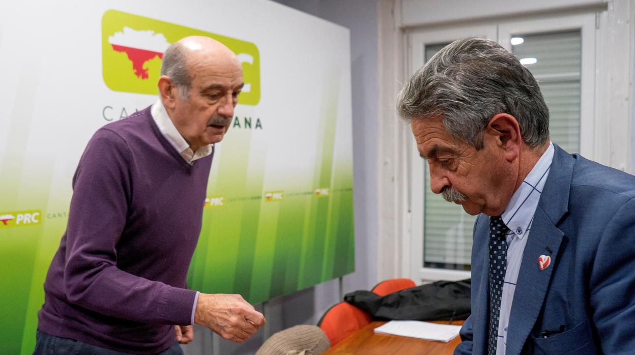 El Presidente de Cantabria Miguel Ángel Revilla (d) y el diputado nacional de su partido José María Mazón