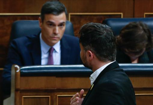 Sánchez y Rufián intercambian miradas