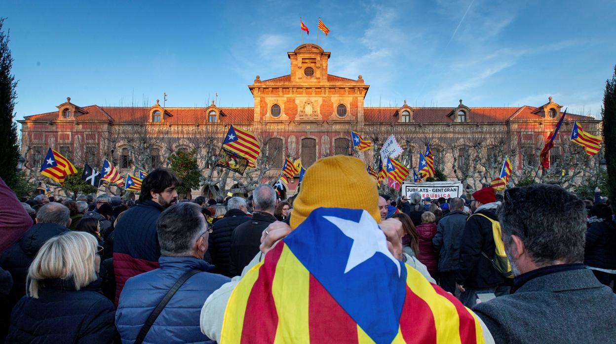 Los manifestantes forzaron las verjas para rodear el Parlament