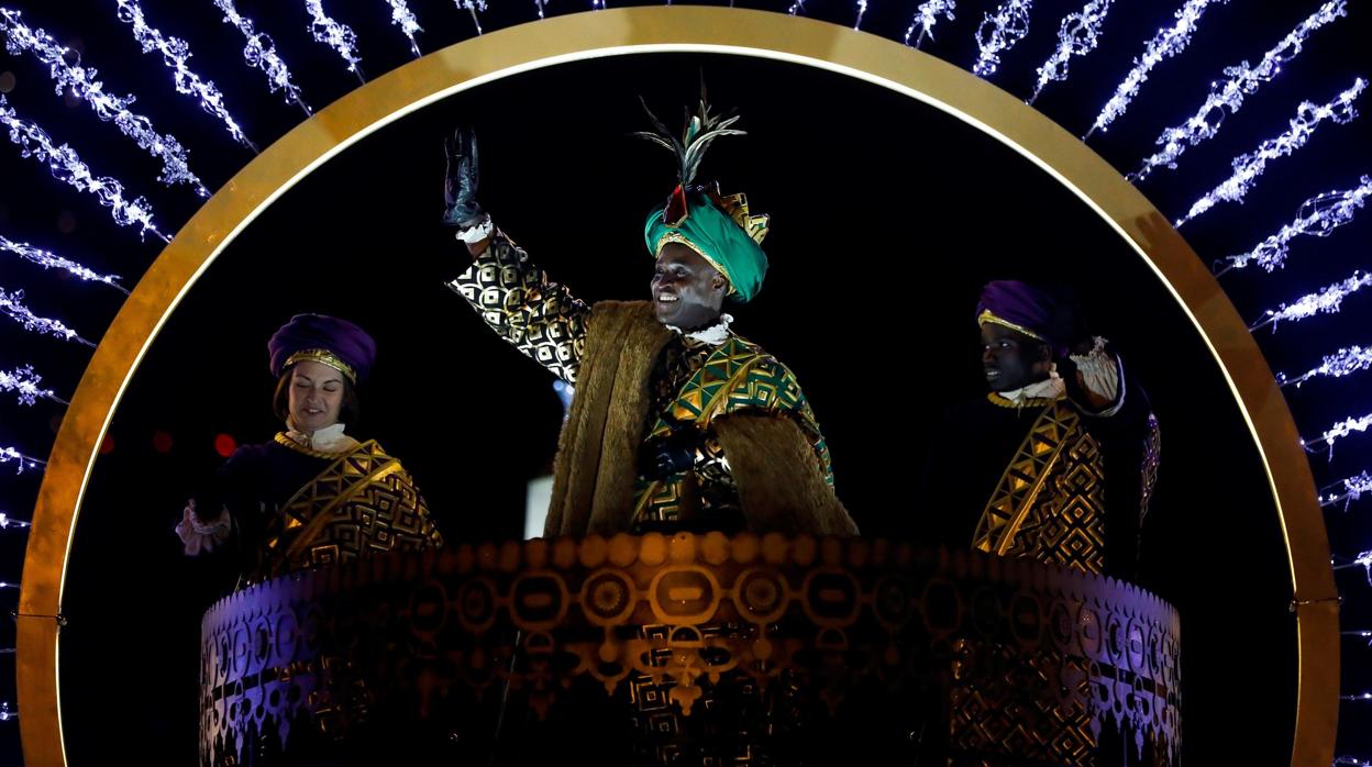 El Rey Baltasar saluda desde su carroza durante la cabalgata