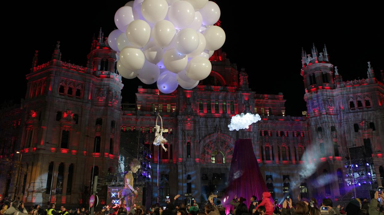 Detalles de la cabalgata de Reyes del año pasado a su llegada a la plaza de Cibeles