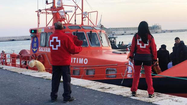 Alicante arranca el año con la peor oleada de pateras y un rescate al día, de media