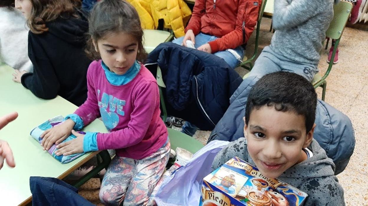 Niños con sus juguetes donados en la campaña «Comparte y Recicla»