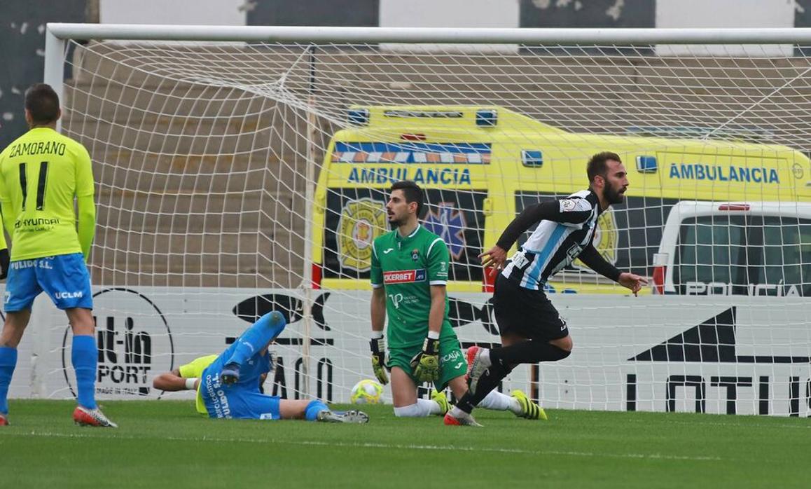 Pito Camacho celebra el primer gol de la Balona