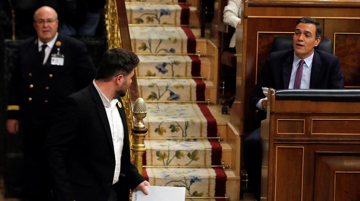 Gabriel Rufián y Pedro Sánchez, ayer, en el Congreso de los Diputados