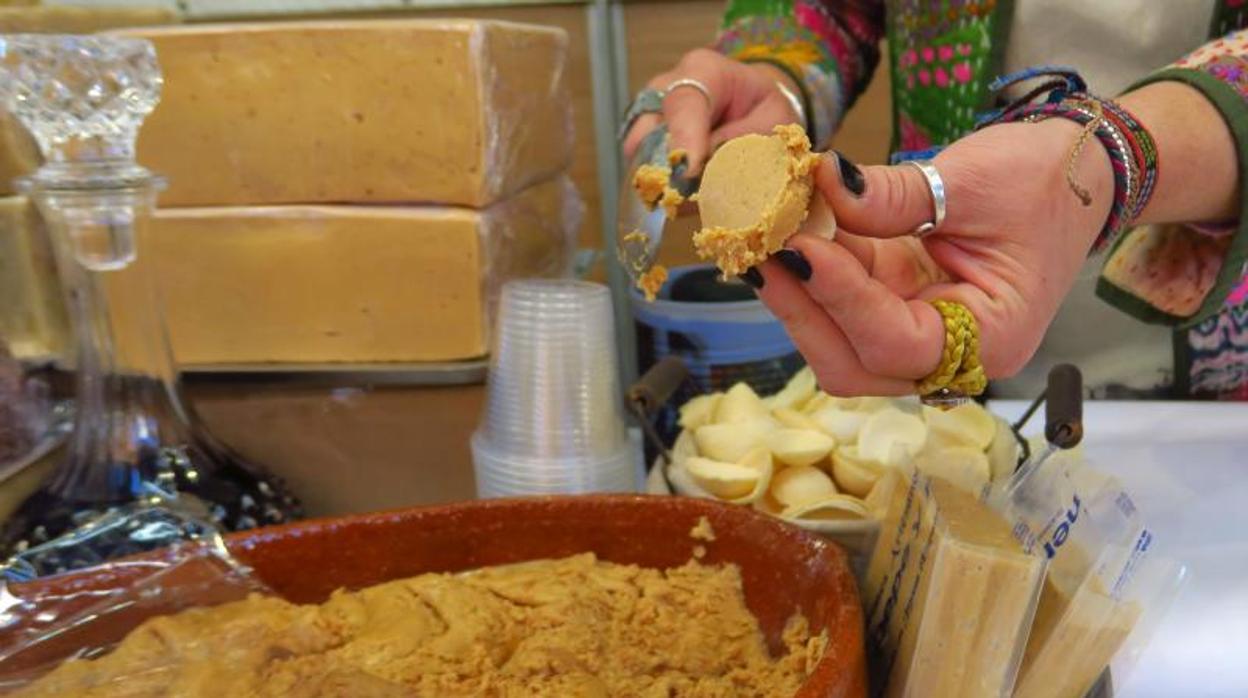 Una de las recetas de turrón artesano de Jijona «blando», expuesto a la venta en la Feria de Navidad